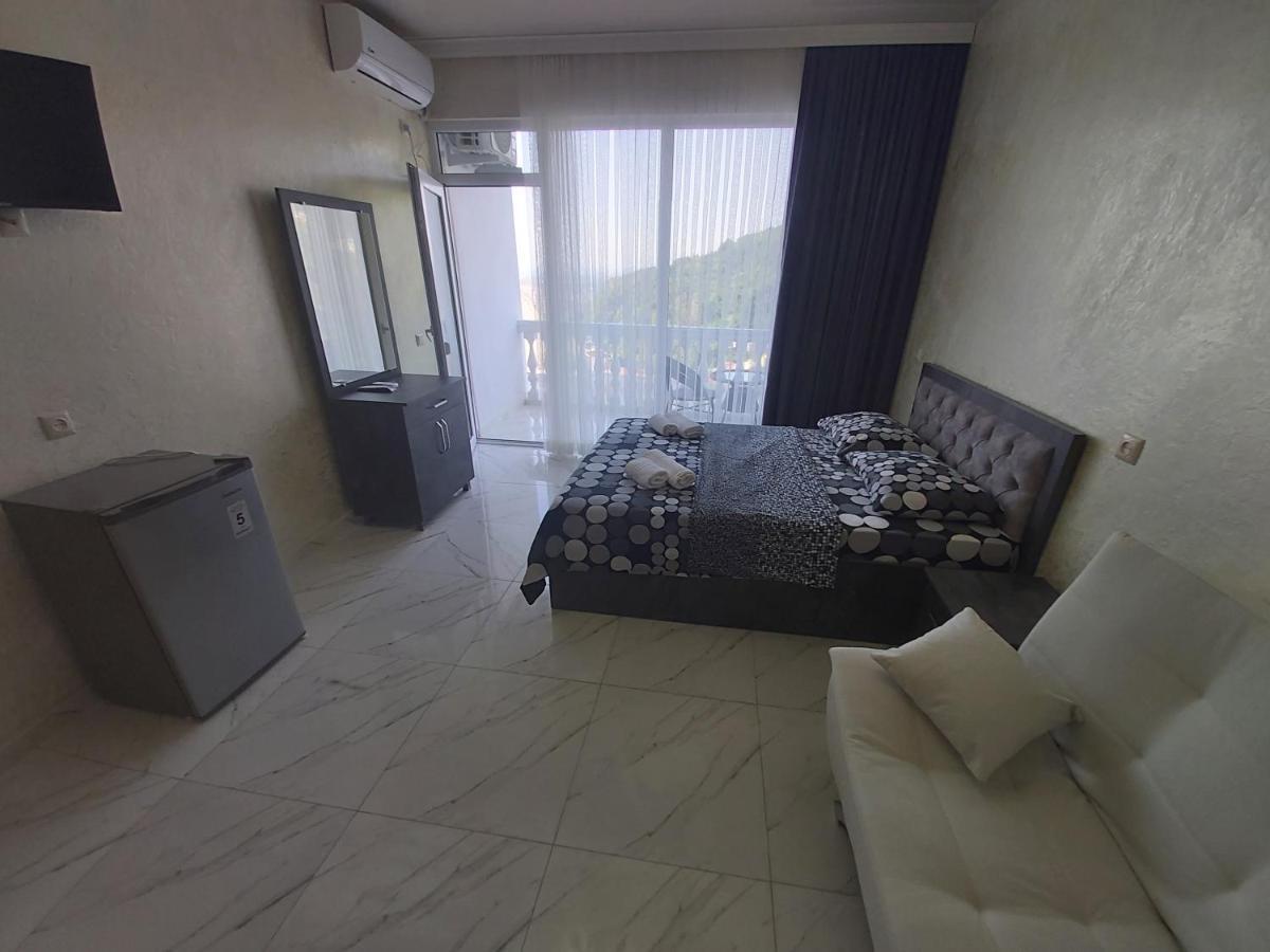 Hotel Zura Palace Квариати Екстериор снимка