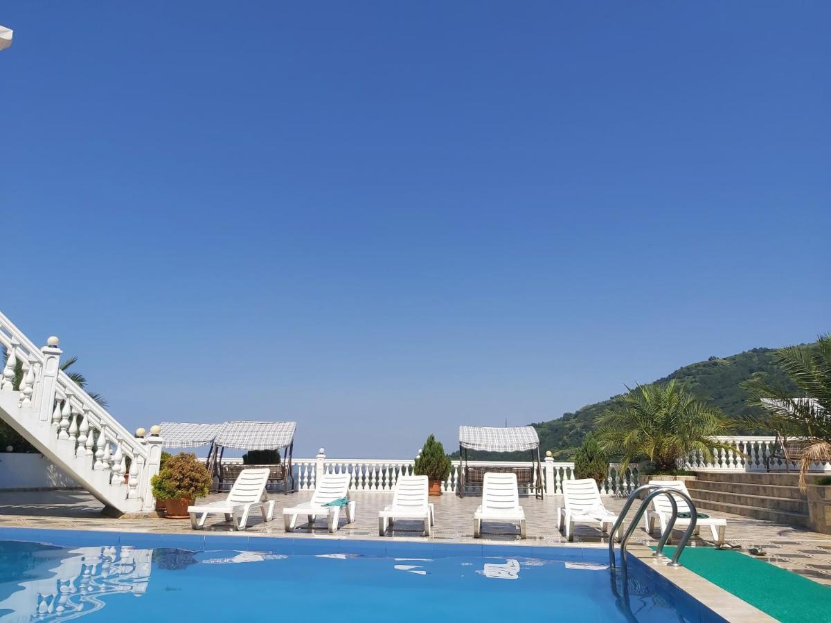 Hotel Zura Palace Квариати Екстериор снимка